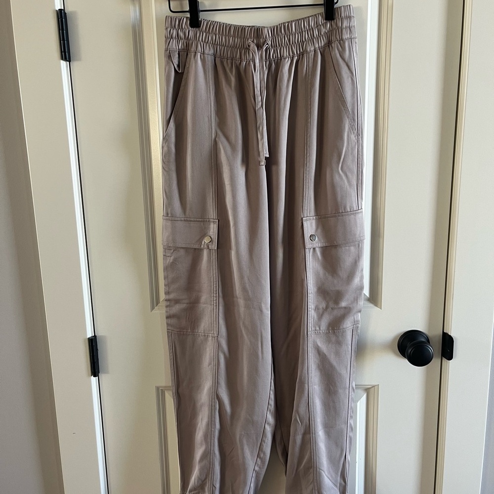 Athleta Casual Cargo Pants in Taupe